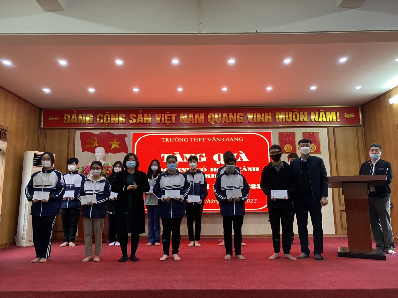 Thầy Đặng Hữu Cảnh - Chủ tịch Hội CTĐ thay mặt cực học sinh Chử Thị Tuyến trao quà cho các học sinh có hoàn cảnh khó khăn.