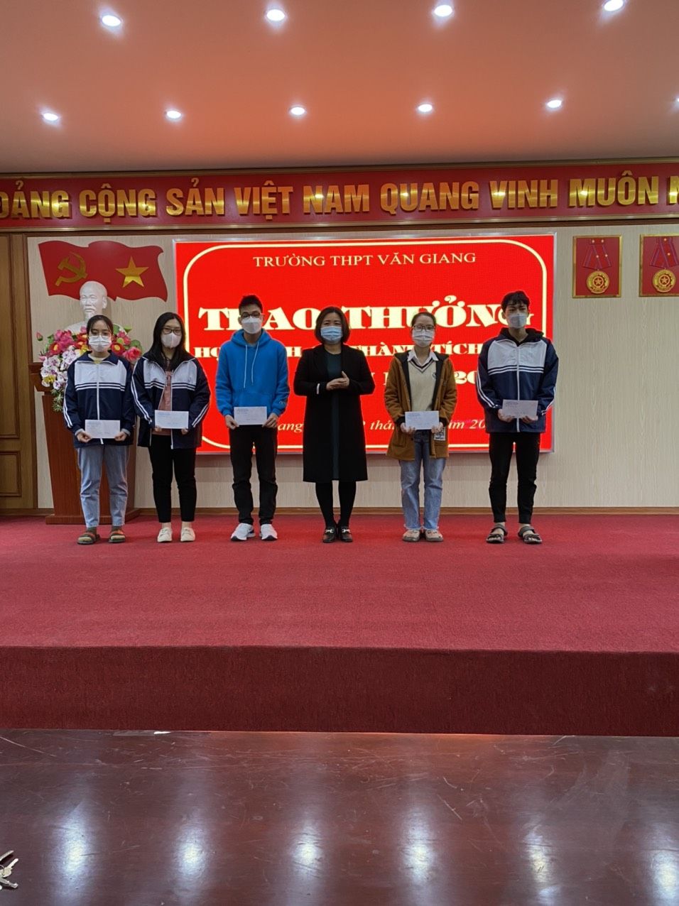 Cô Nguyễn Thị Hồng Ngân - Bí thư Chi bộ - Hiệu trưởng tặng quà cho 5 em học sinh có thành tích cao.